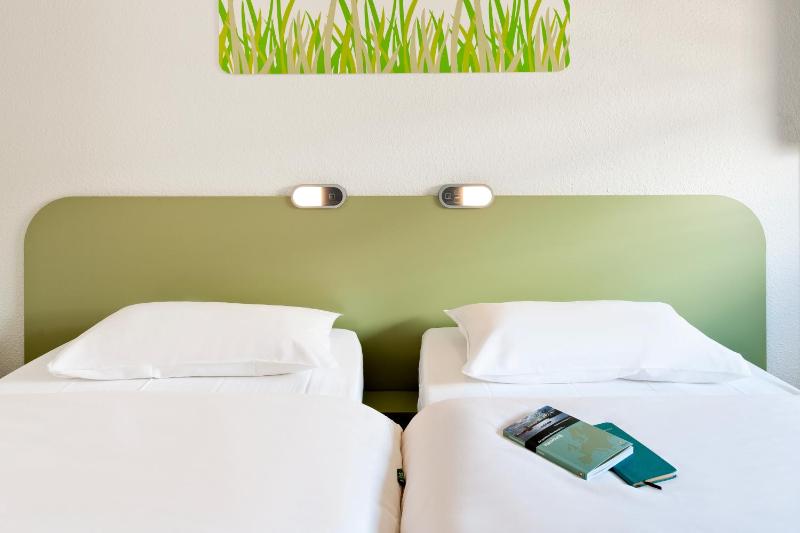 Comfort Twin Room image 2