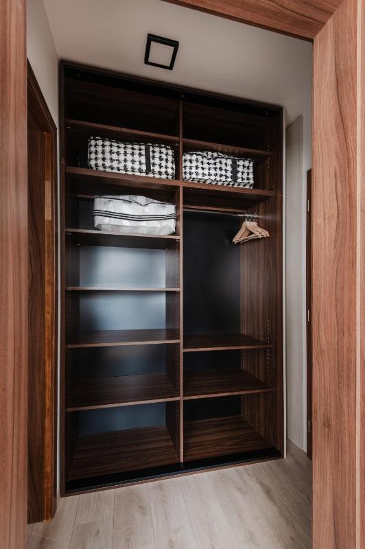 One-Bedroom Deluxe Apartment image 3