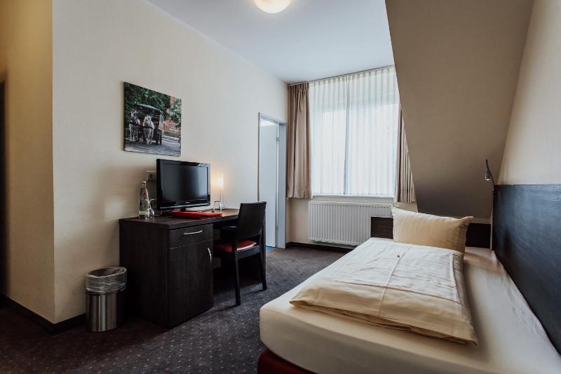 Family Room (4 Adults) image 1