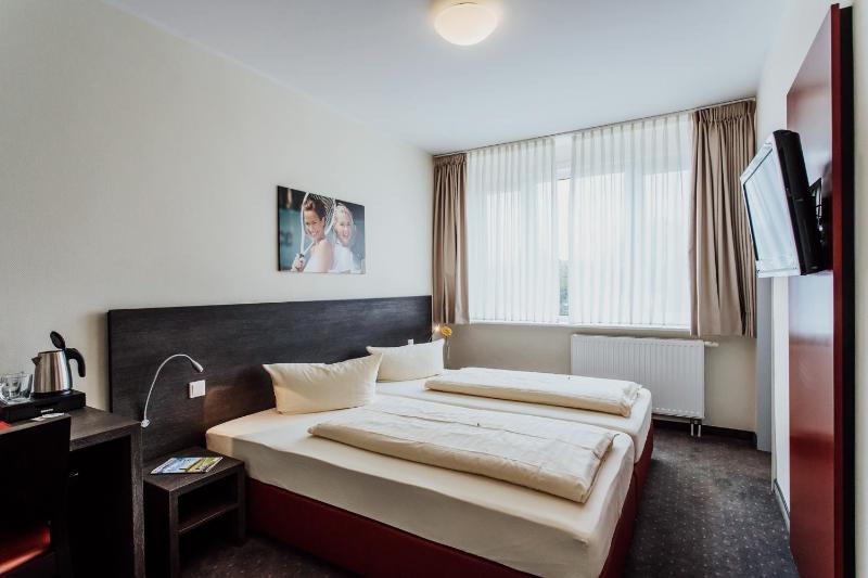 Family Room (4 Adults) image 4