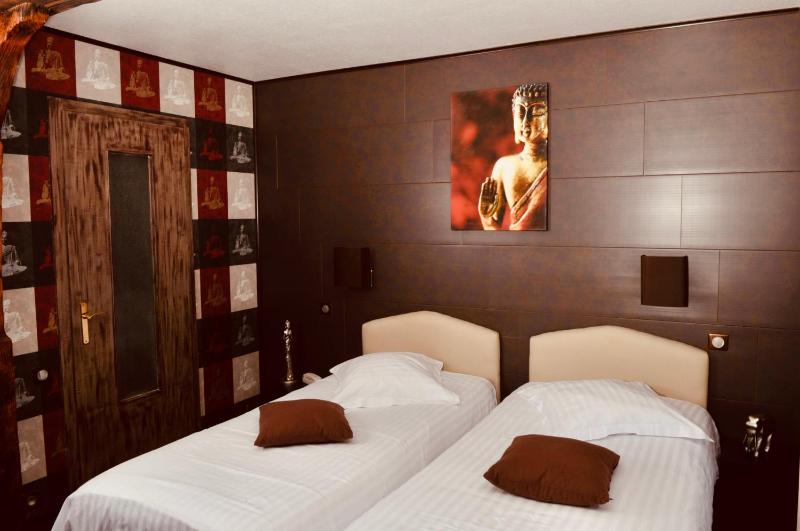 Twin Room image 4