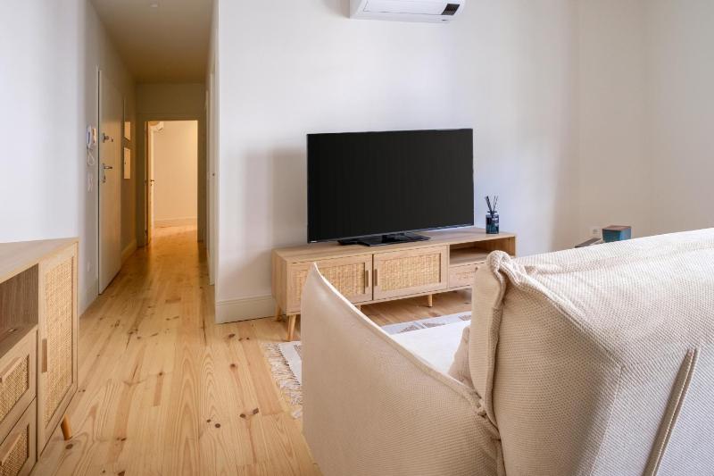 Art Deco 21 Luxury 2BR Apartment Downtown Metro AC - image 13