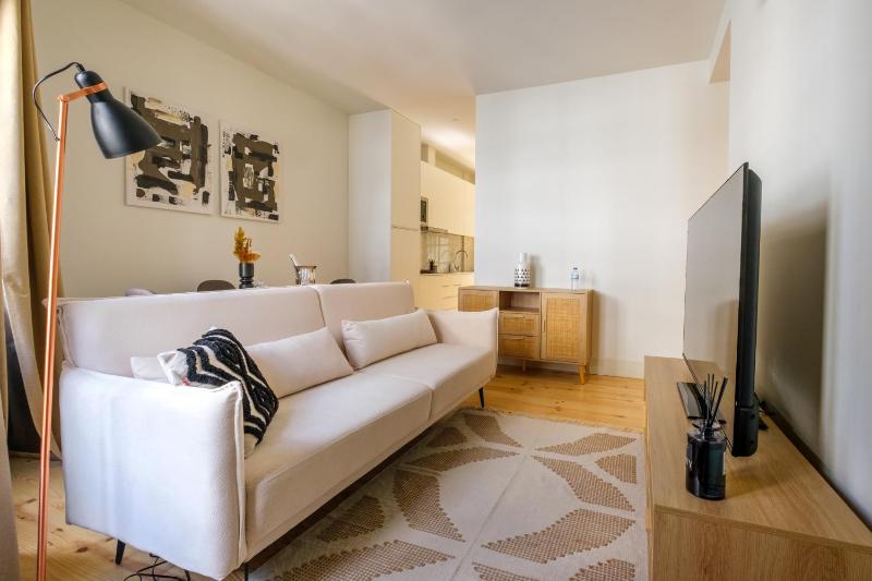 Art Deco 21 Luxury 2BR Apartment Downtown Metro AC - image 7