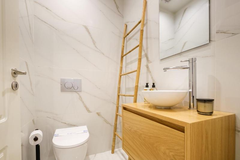 Art Deco 21 Luxury 2BR Apartment Downtown Metro AC - image 2