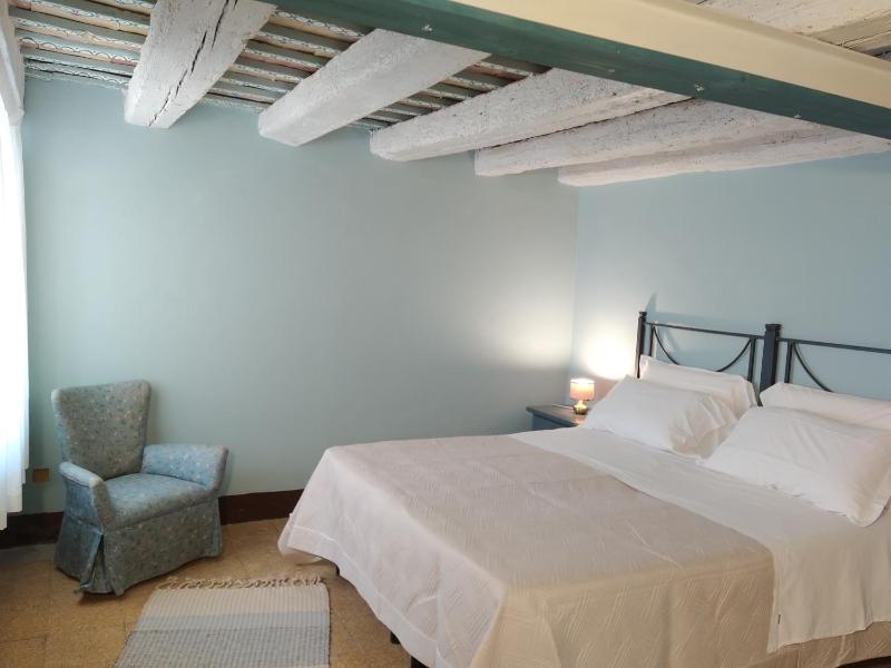 Small Double Room image 4