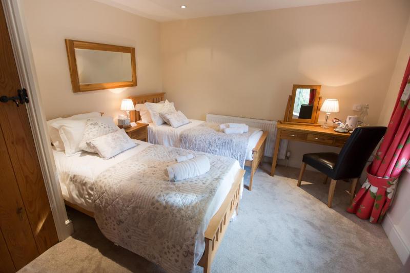 Twin Room with Private Bathroom image 2