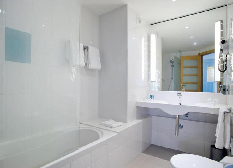 Standard Triple Room image 2