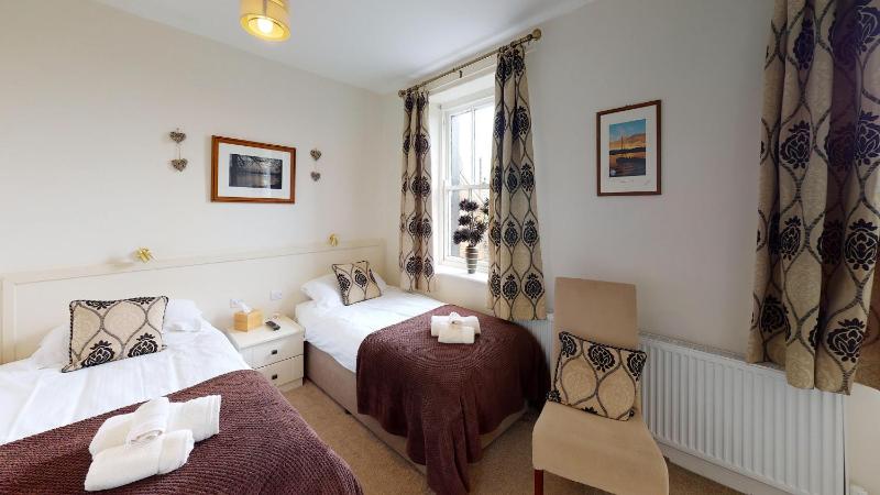 Twin Room image 2