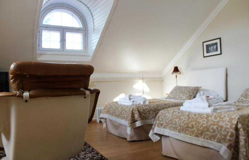 Economy Twin Room with Shared Bathroom image 4