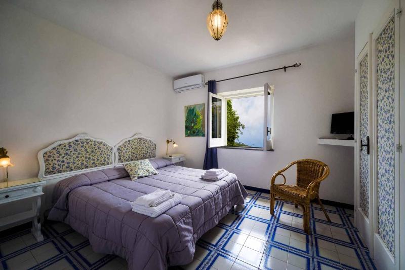 Superior Double Room with Sea View image 4