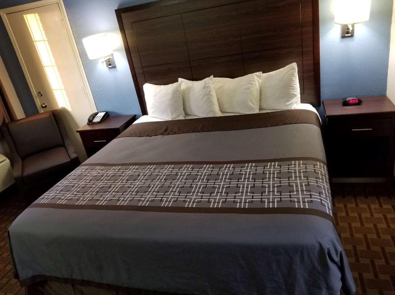 King Room with Mobility Accessible Tub image 3