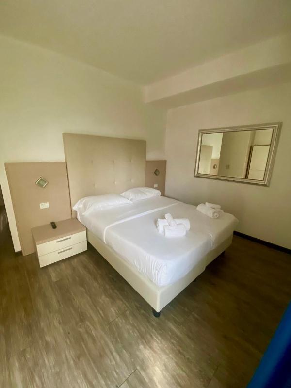 Standard Double Room image 3