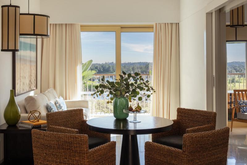 Junior King Suite with Balcony and Golf View image 4