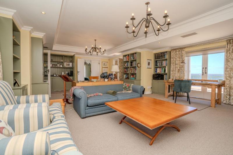 Charming Langebaan Holiday Home with Panoramic Views - image 4