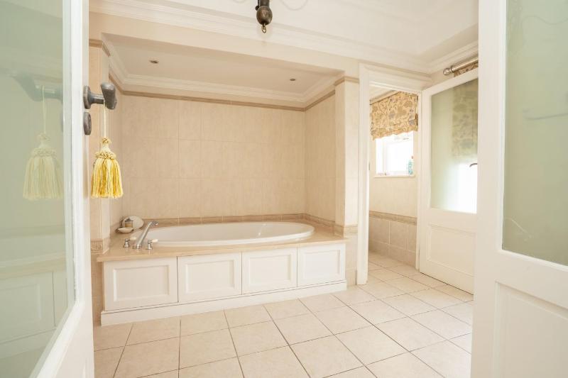 Charming Langebaan Holiday Home with Panoramic Views - image 11