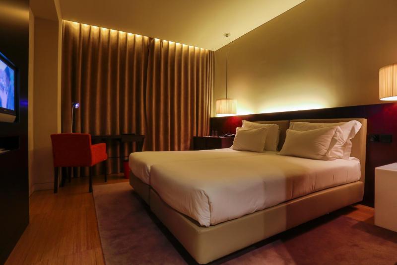 Standard Twin Room image 3