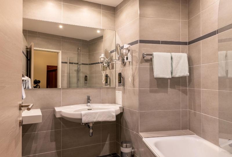 Triple Room with Bathroom image 2