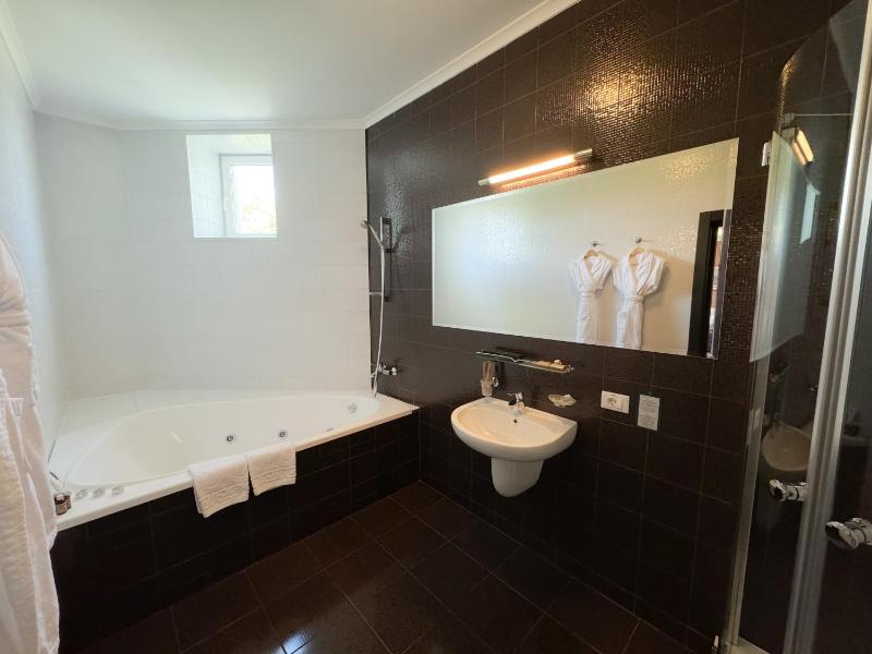 Suite with Hot Tub image 2