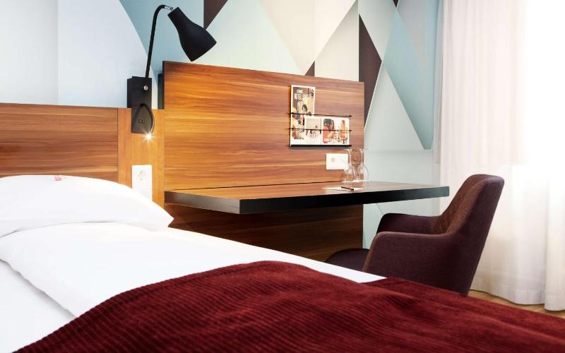 Standard Queen Room image 4