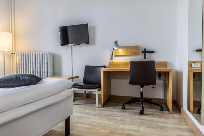 Standard Twin Room image 4