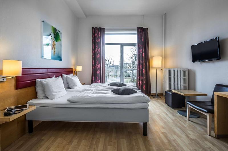 Standard Twin Room image 3