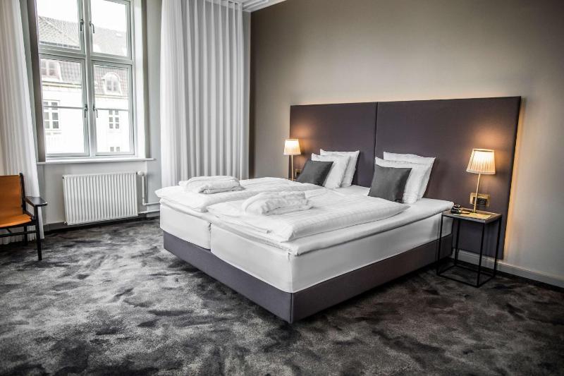 Superior King Room image 4