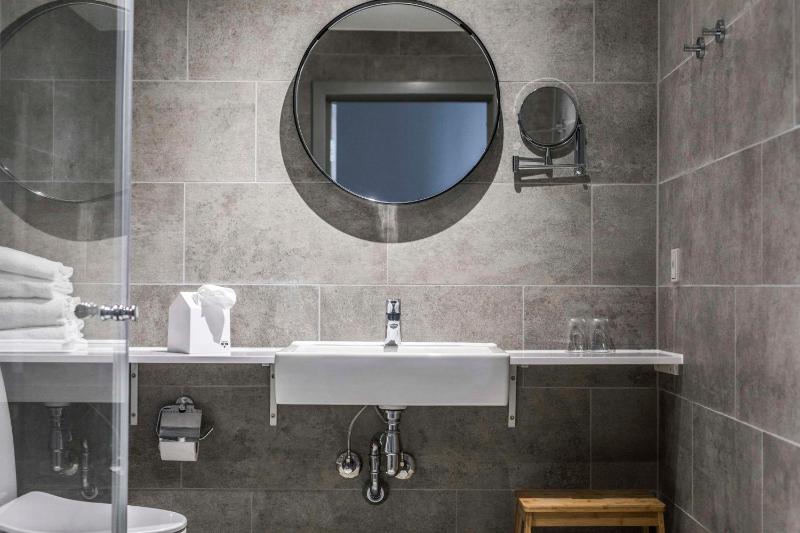 Superior King Room image 3