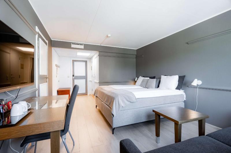 Standard King Room image 3