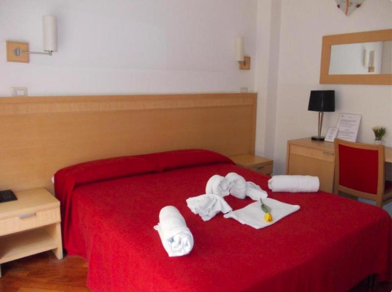 Twin Room image 4