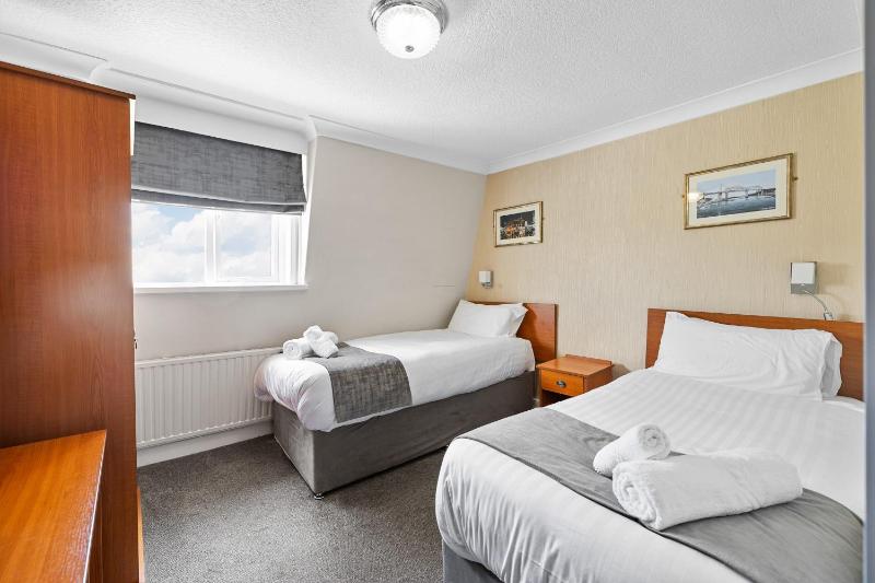 Twin Room image 4