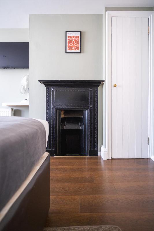 Classic Double Room image 4