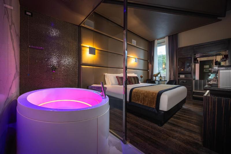 Deluxe Double Room image 1