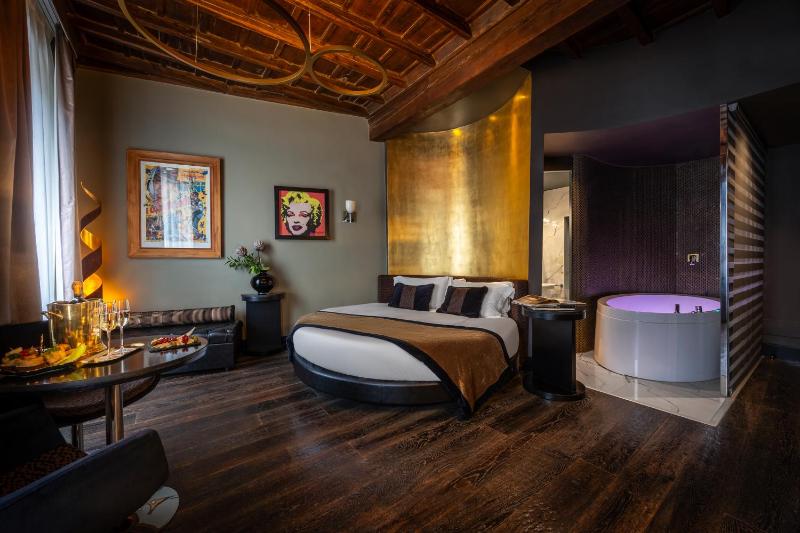 Junior Suite with City View image 1