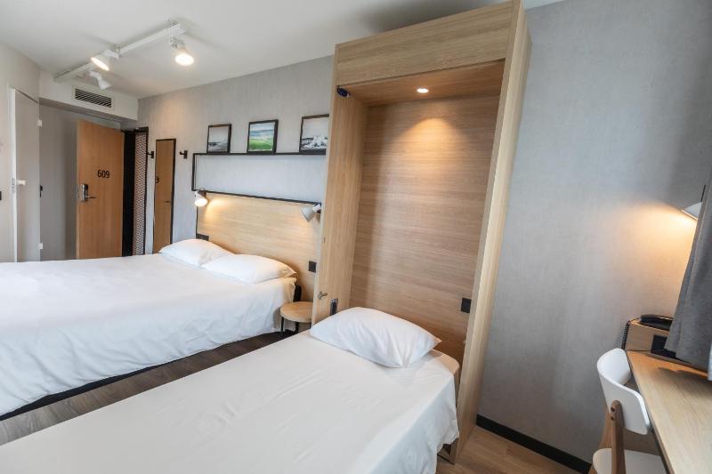 Triple Room with One Double Bed and One Single Bed image 2