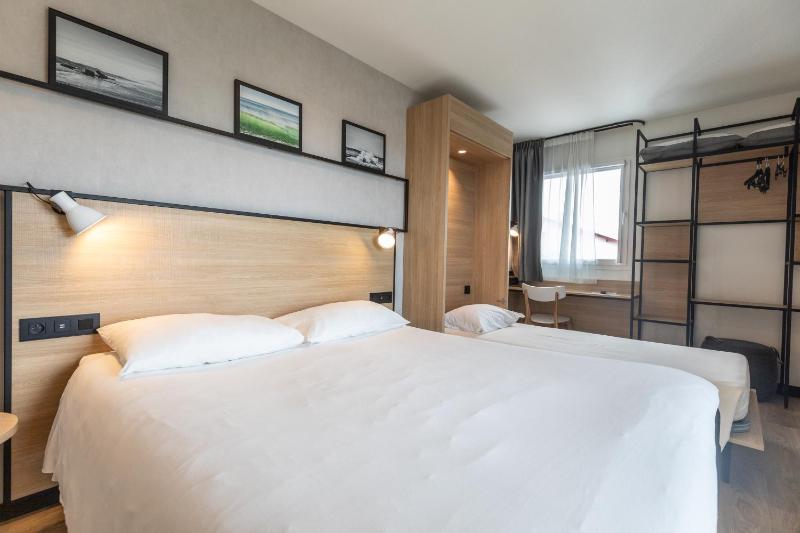 Standard Room with One Double Bed and One Single Bed image 4