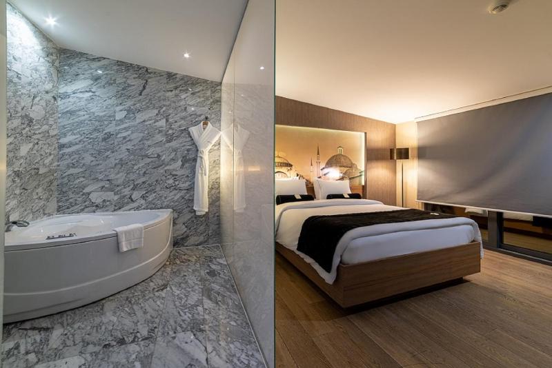 Double Room with Terrace image 4