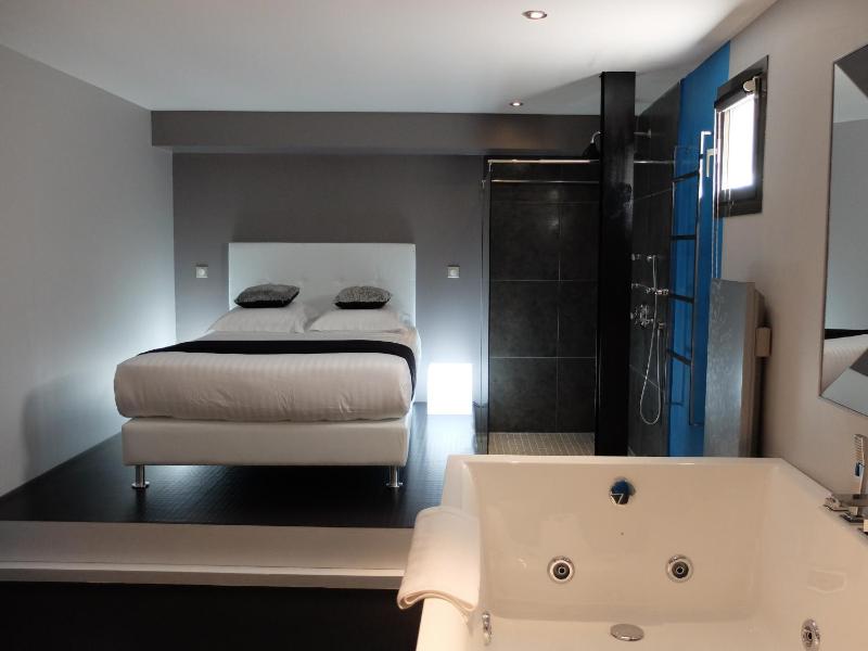 Double Room with Spa Bath and Sauna image 4