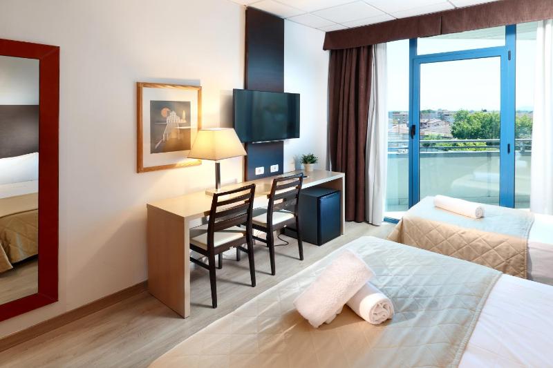 Standard Double or Twin Room with Balcony image 4