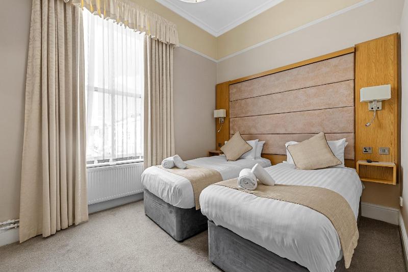 Superking / Twin Room image 3