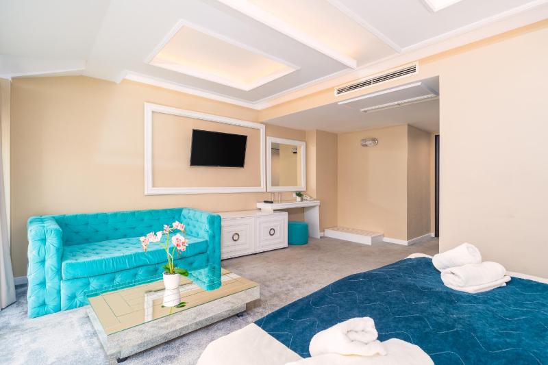 Studio with Tsarevets View - Free Spa Access image 3