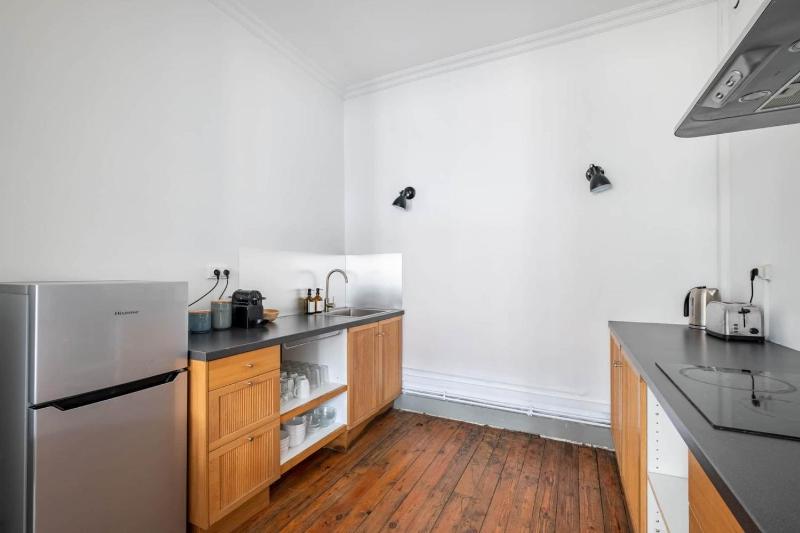 Two-Bedroom Apartment with alcove image 4