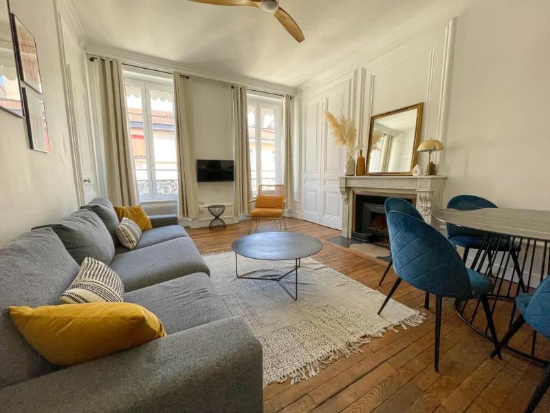 Two-Bedroom Apartment with alcove image 3