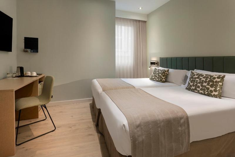 Double or Twin Room image 4