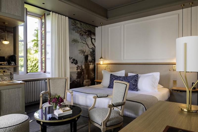 Double Room with Lake View image 4