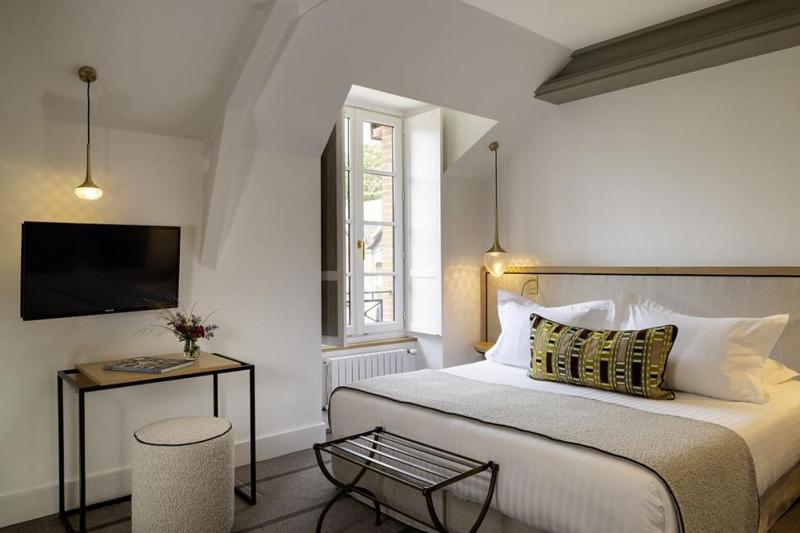 Double Room with Lake View image 3