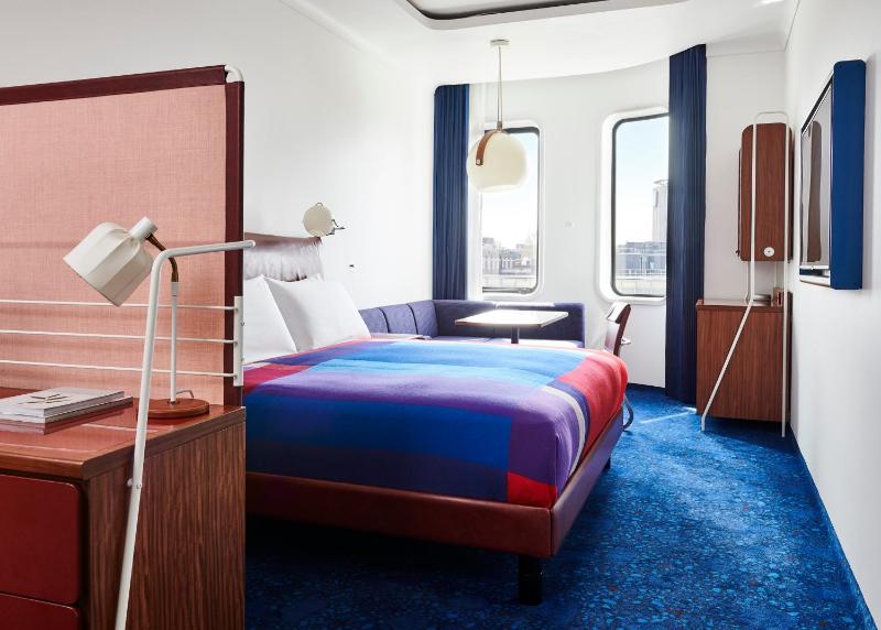 Deluxe King Room image 1