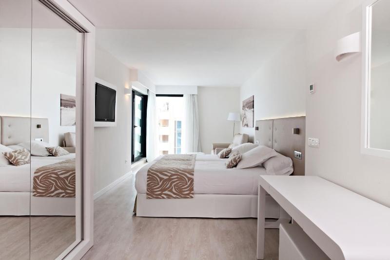 Double or Twin Room image 3