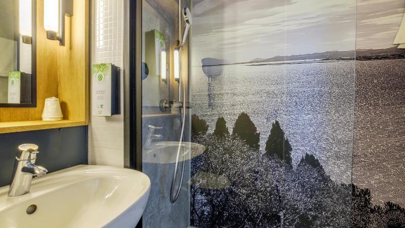 Superior Room - 1 King Bed image 3