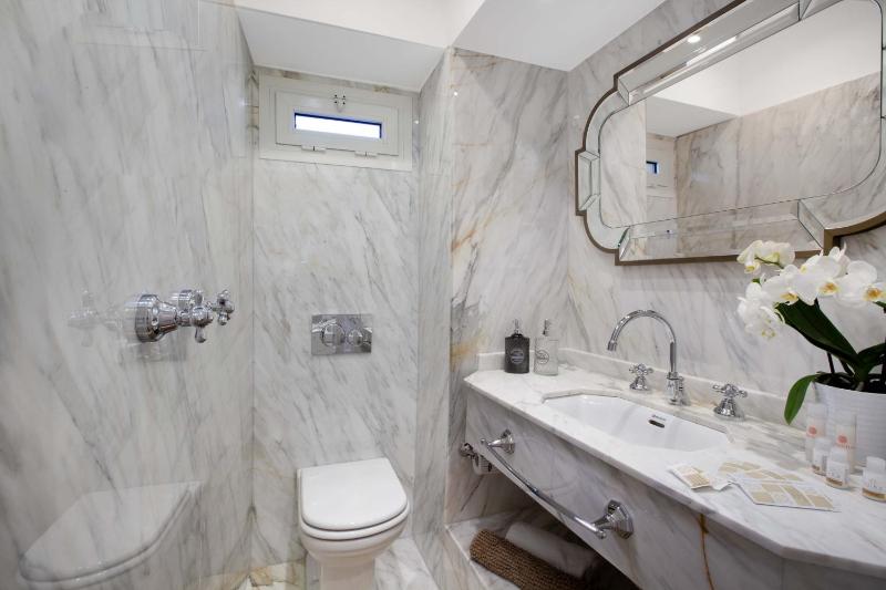 AMORE RENTALS - The Square Penthouse - image 50