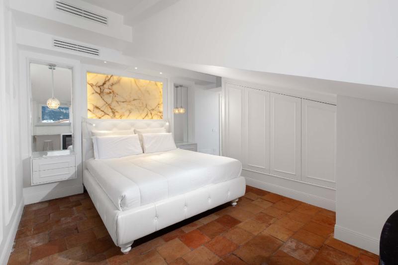 AMORE RENTALS - The Square Penthouse - image 27